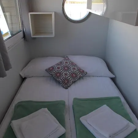 Houseboat Rotan Rieth Komfortowe Domy Na Wodzie